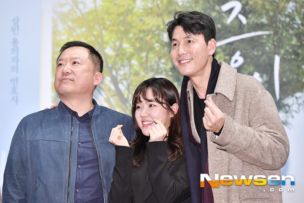 Director Lee Han, Kim Hyang Gi and Jung Woo-sung pose at the Megabox Mega Talk, a movie Innocent Witness, held at Megabox COEX, Gangnam-gu, Seoul, on the afternoon of February 1.useful stock