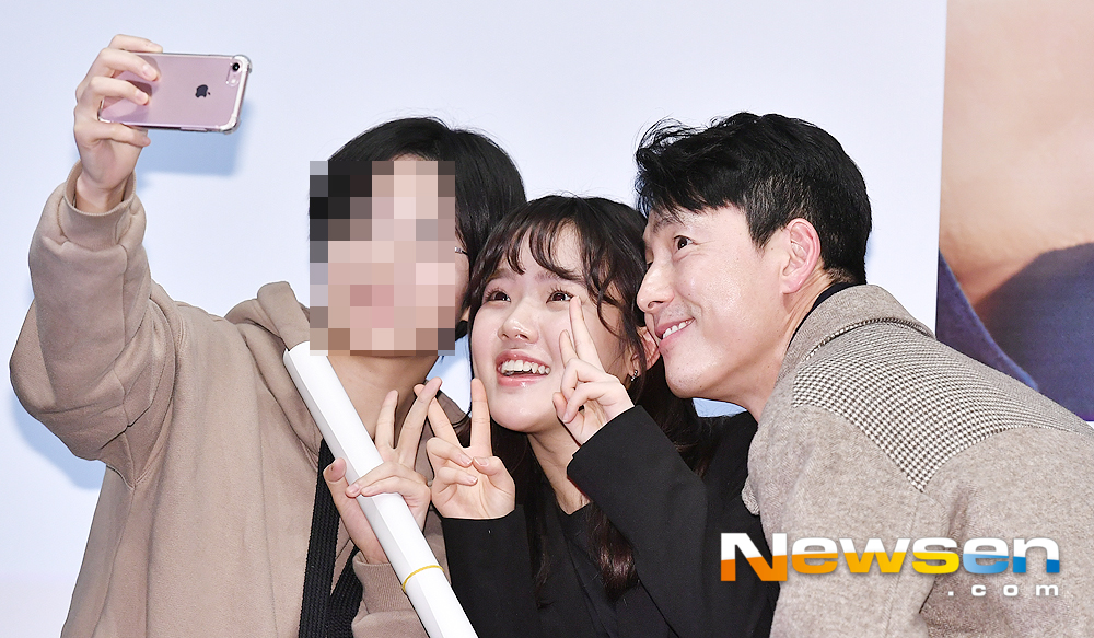 Actors Kim Hyang Gi and Jung Woo-sung attend the movie Innocent Witness Mega Talk held at Megabox COEX in Gangnam-gu, Seoul on the afternoon of February 1 and take selfies with the audience.useful stock