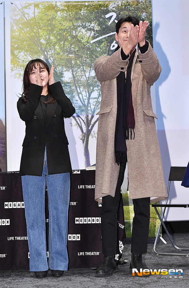 Actors Kim Hyang Gi and Jung Woo-sung are applauding the audience at the Mega Talk Innocent Witness held at Megabox COEX in Gangnam-gu, Seoul on the afternoon of February 1.useful stock