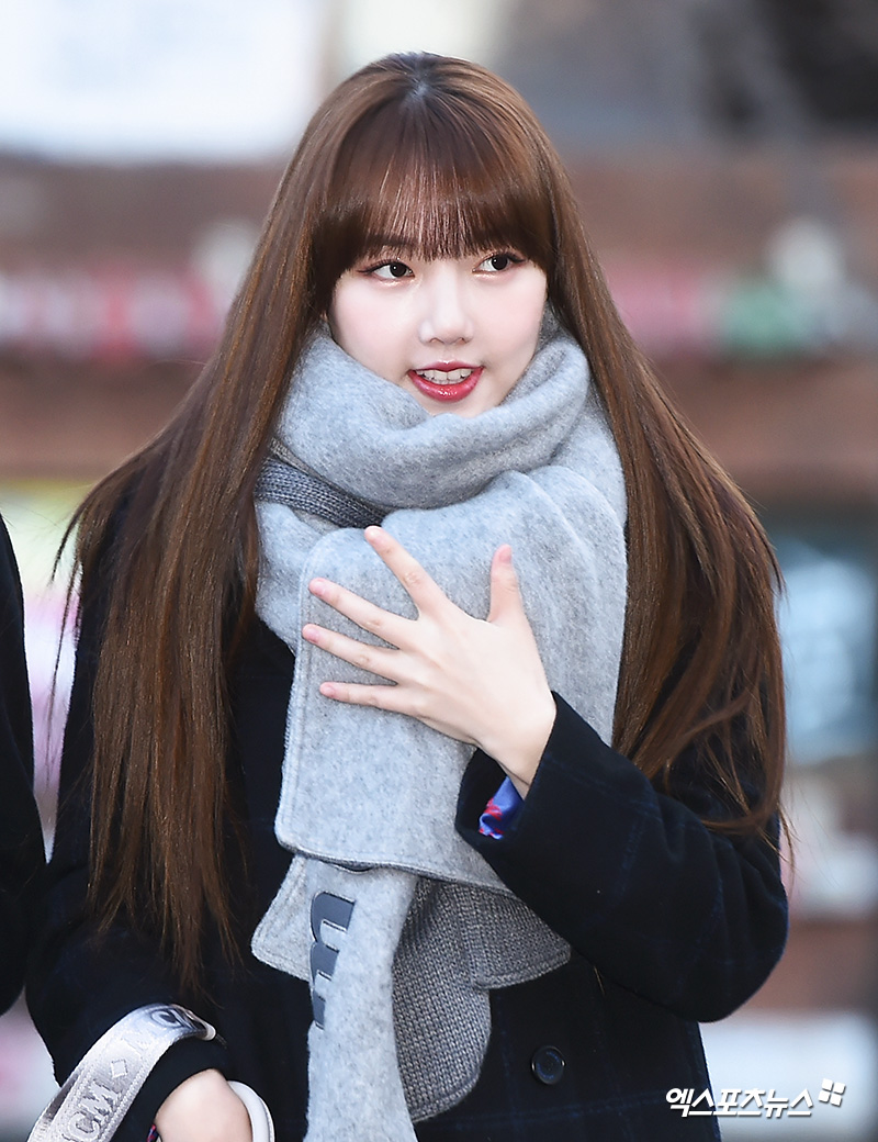 GFriend Yerin has a photo time at the KBS Music Bank rehearsal held at the KBS New Hall in Yeouido-dong, Seoul on the morning of the 1st.