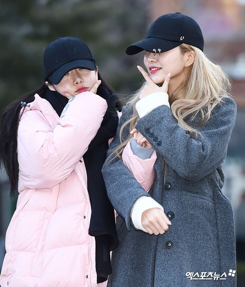 GFriend SinB and Hope have photo time at the KBS Music Bank rehearsal held at the KBS New Hall in Yeouido-dong, Seoul on the morning of the 1st.
