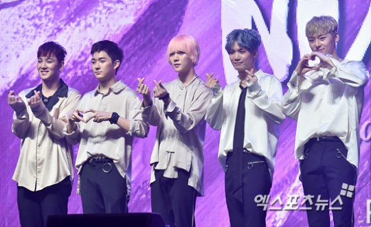 NUEST has been resilient to growth by achieving the achievement of Hwang Min-hyuns return and the success of the contract renewal.Pledice Entertainment announced its official position on the 1st, I would like to inform you that all of the members of NUEST JR (real name: Kim Jonghyeon), Aron, Baekho (real name: Kang Dong-ho), Min-hyun (real name: Hwang Min-hyun) and Ren (real name: Choi Min-ki) have signed a contract with Pledice Entertainment.NUEST and Pledice Entertainment, which have been based on our unchanging trust and trust for a long time, have recently renewed their contract with the five members of NUEST and will do their best to be a strong supporter and support for their group activities and individual activities.NUEST, which debuted in 2012, made all members succeed in re-signing and expect more future moves.This contract is more meaningful because it is a contract that goes beyond Mas 7 years that idol groups suffer from dismantling.NUEST announced through the official cafe that all the members gathered together to show together with Pledice Entertainment to show more growth and development as a group NUEST, and I will do my best to keep my precious promise with my fans.Although the contract has been renewed, NUESTs last seven years have not been smooth.NUEST, which debuted ambitiously in 2012, released a variety of new songs, but gradually became vacant and distant to fans.However, members Baekho, JR, Hwang Min-hyun and Ren participated in ProDeuce 101 Season 2 and the reversal occurred.The four members came to the program with great urgency, and eventually Hwang Min-hyun was included in the final 11 yuan and made his debut as a Wanna One.Other members also received fans attention again through ProDeuce 101 Season 2 and continued to be popular as a project group called NUESTW while Hwang Min-hyun was working as a Warner One.As Wanna Ones dismantling is approaching, many fans predicted the future of Wanna One members, and most fans predicted Hwang Min-hyuns return to NUEST.NUEST fans expressed expectations for the five-person complete activity that they did not see during Wanna Ones activities.After the end of December 31 last year, Wanna Ones contract officially ended and the concert was finally over on January 27, Hwang Min-hyun returned to NUEST and soon after announced the renewal of the power supply, making fans happy.On January 31, Hwang Min-hyun introduced himself as NUEST Hwang Min-hyun by conducting surprise V-live broadcast.I think it would be nice if you wait for me to prepare a lot of things, he said.Attention is focusing on what NUEST will look like, which has caught two rabbits, Hwang Min-hyuns return and a contract renewal.Photo = DB