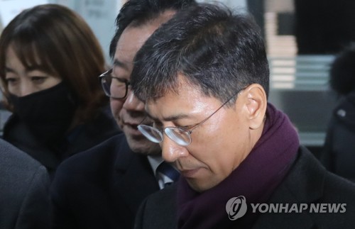 항소심 출석하는 안희정 (서울=연합뉴스) 한상균 기자 = 지위이용 비서 성폭력 혐의 1심 무죄를 받은 안희정 전 충남지사가 1일 항소심이 열리는 서울중앙지법에 출석하고 있다. 2019.2.1 xyz@yna.co.kr