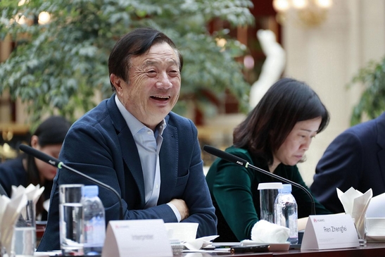 런정페이(Ren Zhengfei) 화웨이 창업자 겸 회장이 1월 15일 중국 심천 화웨이 캠퍼스에서 외신 기자들과 만나 인터뷰를 가졌다. /화웨이 제공