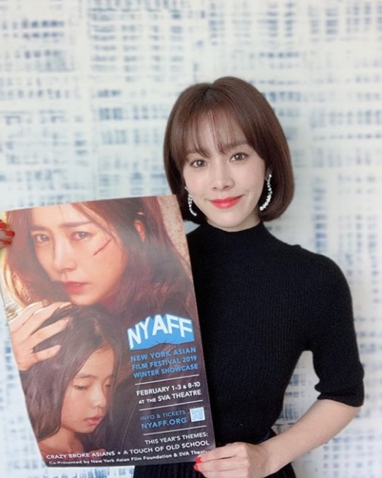 Actor Han Ji-min has released his photo as a public relations ambassador for the Asian Film Festival in New York City.Han Ji-min said on his instagram on the 2nd, New York City Asian Film Festival ~ Winter showcase (New York City Asian Film Festival).Winter Showcase) and posted a picture.Han Ji-min in the photo is holding a Mitsubac poster and revealing a simple charm with black costumes.Han Ji-min is busy with MBC Spring Night which is broadcasted in May following TVN Snowy Blind which is broadcasted in February.Photo: Han Ji-min Instagram