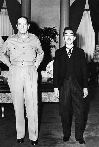 1945년 9월27일 일본 왕 히로히토가 도쿄의 미국대사관을 방문해 맥아더 미군사령관을 만난 장면. 서양식 예복 차림의 일왕은 경직된 모습인 데 비해 황갈색 셔츠 차림의 맥아더는 두 손을 뒤춤에 받친 채 편안한 자세를 취하고 있다. 일본 쪽은 이 사진의 사용을 꺼렸지만, 당시 미군은 각 신문사에 사진 게재를 명령했다. 이에 따라 9월29일 <아사히신문> 등에 일제히 실렸다. <한겨레> 자료사진
