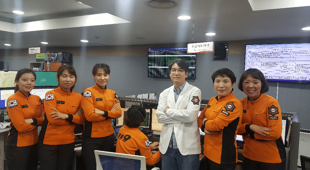 이희순 서울종합방제센터 구급상황관리센터장(오른쪽에서 두번째)과 구급센터 지도의사(가운데), 응급구조사들. 이가영 기자