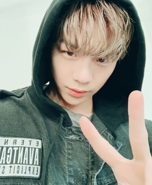 Kang Daniel, a former Wanna One, is revealing his current situation.On the 2nd, Kang Daniel released a self-titled self-titled article on his instagram with an article called FluCareful.The photo showed Kang Daniel staring at the camera, which caught the attention of fans with his warm appearance.Meanwhile, Wanna One completed its official activities for one year and six months after the Wanna One complete concert Therefore held at Gocheok Sky Dome from 24th to 27th of last month.Kang Daniel has focused his attention on the release of his solo album in April.
