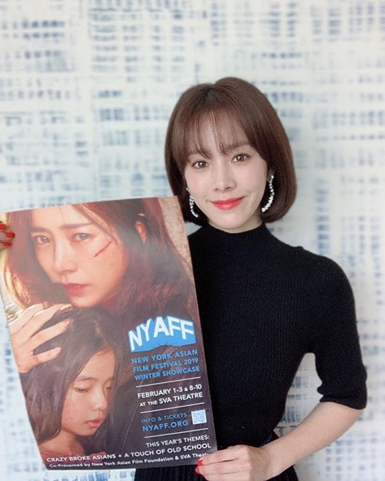 Han Ji-min said on his instagram on the 2nd, New York City Asian Film Festival ~ Winter showcase (New York City Asian Film Festival).Winter Showcase) and posted a picture.The photo shows Han Ji-min smiling with a poster of the Asian Film Festival in New York City, with her hair on her feet and colorful accessories creating an elegant atmosphere.Han Ji-min left for New York City Asian Film Festival on March 31st.
