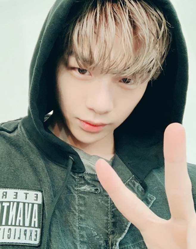 Kang Daniel, a former Wanna One group, has revealed his current situation.Kang Daniel posted a picture on his personal SNS on the 2nd with an article entitled Watch the Cold.In the open photo, Kang Daniel is posing V while looking at the camera wearing a hooded house.Unlike the colorful makeup that he showed on the stage, he caught the attention of the public.Kang Daniel, who recently completed Wanna One activities, built a new nest in LM Entertainment.
