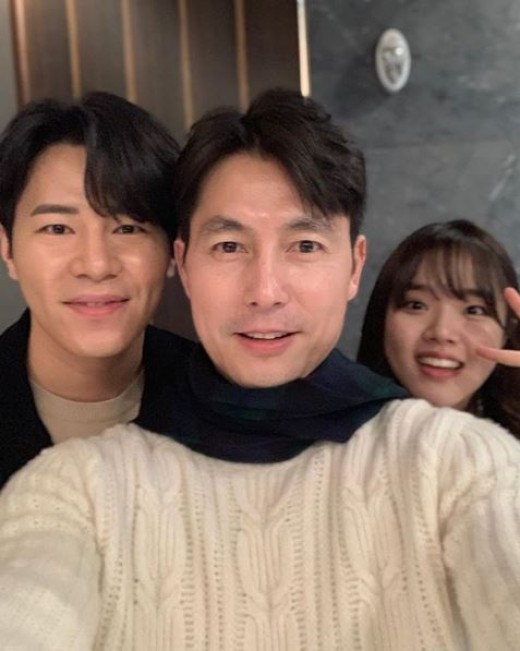 Actor Jung Woo-sung released his selfie.Jung Woo-sung posted a picture on his Instagram on the afternoon of the 2nd.The photo shows Jung Woo-sung, Lee Gyoo-hyeong and Kim Hyang Gi, with three warm chemistry.The netizens who watched this are responding such as It is a big hit, Chemie is really good, Hwagi Ae and It is like a big brother.