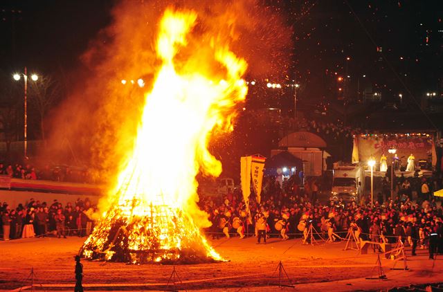 2011년 2월 16일 오후 서울 서초구 양재천에서 열린 정월대보름 달집태우기 축제에 참가한 시민들이 한 해 소원을 빌고 있다. 홍인기기자