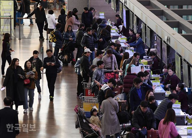 5일간의 설 연휴가 시작되기 하루 전날인 2월 1일 인천국제공항에 출국 인파가 몰리고 있다. 이한호 기자