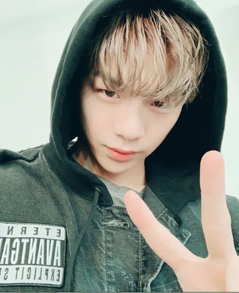 Kang Daniel posted a photo on his instagram on the 2nd with an article entitled Careful of the Cold. He also showed fan love during the New Year holidays.In the photo, Kang Daniel is holding out a V. The V line in the hood is impressive. It is a sweaty wet hairstyle that raises curiosity.Kang Daniel is in the midst of solo preparations after his Wanna One career.