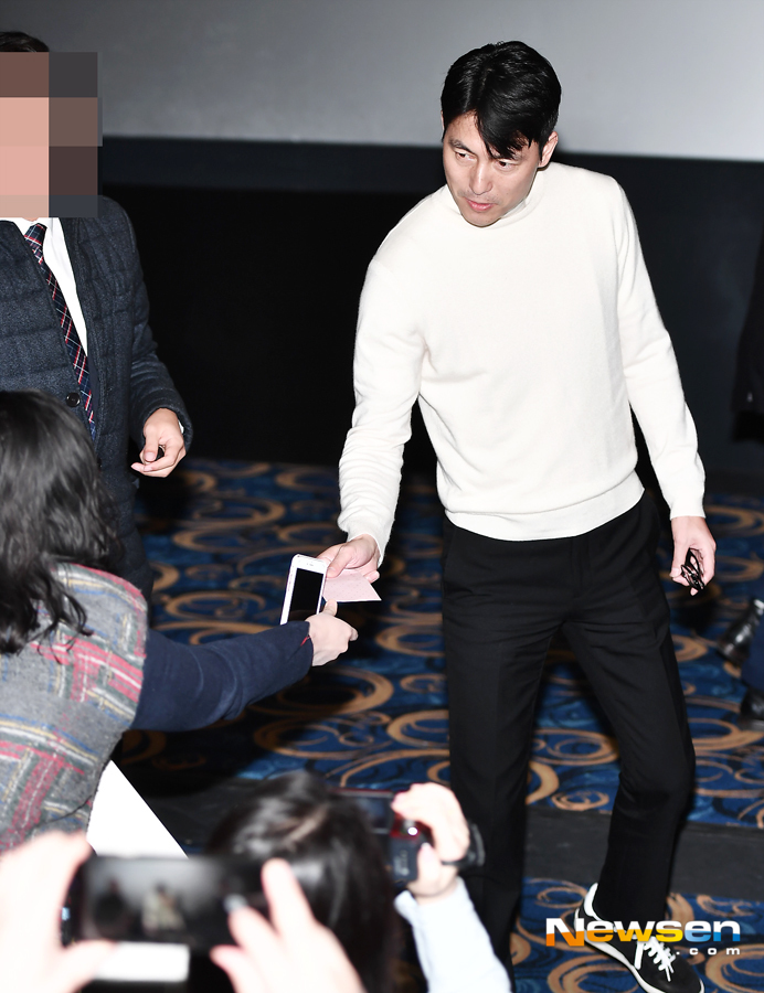 <p>The movie ‘witness’ stage is 2 November 3 Seoul Lotte Cinema Gimpo Airport store in proceeded.</p><p>This day, actor Jung Woo-sung, Kim Hyang Gi, the new types,the Director attended.</p><p>The movie witness(Director)is a potent murder suspects innocence must be demonstrated that the lawyers ‘order number’(Jung Woo-sung) Incident to the scene of the only witness who autistic girl in ‘clear’(Kim Hyang Gi), but in a story that unfolds to the Green Film. 2 13 account of the salary schedule.</p>