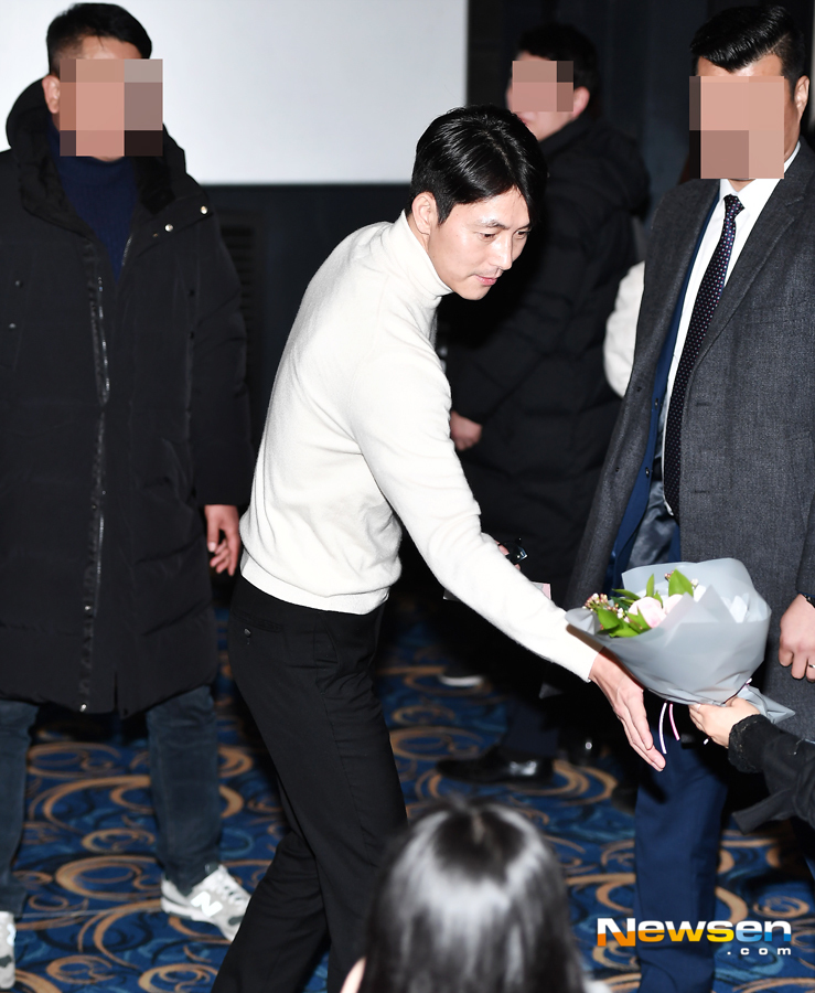 <p>The movie ‘witness’ stage is 2 November 3 Seoul Lotte Cinema Gimpo Airport store in proceeded.</p><p>This day, actor Jung Woo-sung, Kim Hyang Gi, the new types,the Director attended.</p><p>The movie witness(Director)is a potent murder suspects innocence must be demonstrated that the lawyers ‘order number’(Jung Woo-sung) Incident to the scene of the only witness who autistic girl in ‘clear’(Kim Hyang Gi), but in a story that unfolds to the Green Film. 2 13 account of the salary schedule.</p>