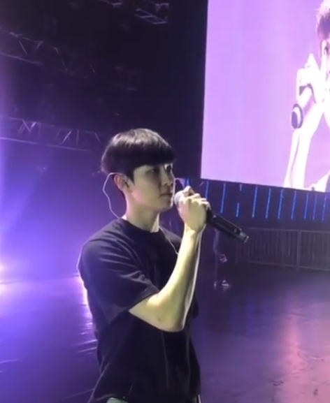 Singer Kim Jae-hwan remembered the last concert of the group Wanna One.Kim Jae-hwan posted a video of himself on his personal instagram on February 4.Kim Jae-hwan in the video is practicing singing during the concert rehearsal, and Yoon Ji-sung is taking a picture and expressing affection with thumb and hand heart.Kim Jae-hwan recalled, Happy New Year to Wind (referred to by Kim Jae-hwan fans) ~ Feat. Ji Rong-i (Yoon Ji-sung) makes memories.Park Su-in