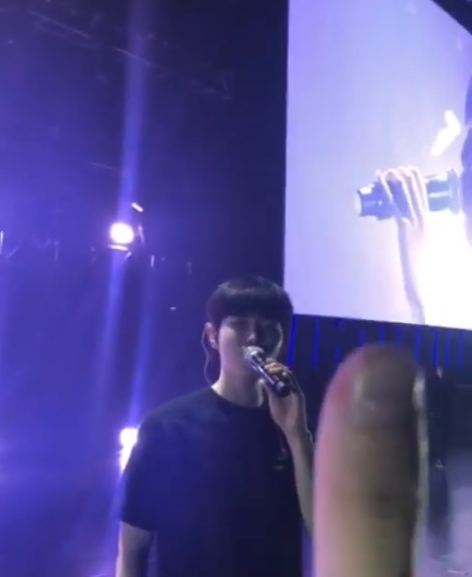 Singer Kim Jae-hwan remembered the last concert of the group Wanna One.Kim Jae-hwan posted a video of himself on his personal instagram on February 4.Kim Jae-hwan in the video is practicing singing during the concert rehearsal, and Yoon Ji-sung is taking a picture and expressing affection with thumb and hand heart.Kim Jae-hwan recalled, Happy New Year to Wind (referred to by Kim Jae-hwan fans) ~ Feat. Ji Rong-i (Yoon Ji-sung) makes memories.Park Su-in