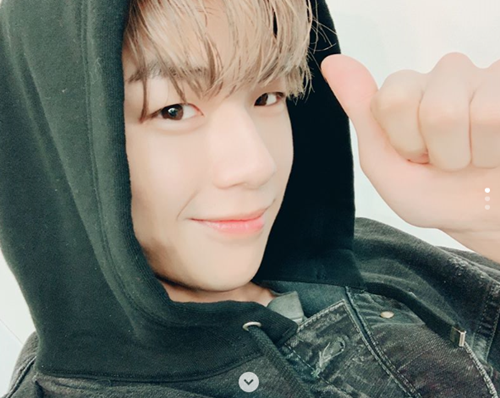Kang Daniel, a former Wanna One, gave a charming greeting.Kang Daniel posted a picture on his instagram on the afternoon of the 5th with an article entitled New Year # Bok # Many.In the public photos, Kang Daniel is showing his current state in a natural way.In particular, he took various poses toward the camera such as V and thumb pose, and attracted attention with his charming appearance.Meanwhile, Wanna One, where Kang Daniel worked, ended the contract on December 31 last year.They held their last concert 2019 Wanna One Concert [Therefore] at Gocheok Sky Dome in Guro-gu, Seoul from the 24th to the 27th, and spent a meaningful time with fans who gave generous love for about a year and a half.