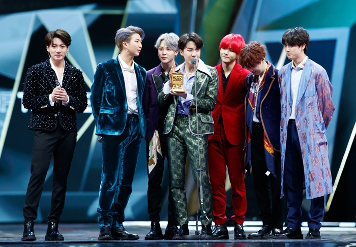 According to the Korea Corporation on May 5, BTS ranked at the top of the brand reputation JiSooo 20.28 million.BTS won the highest vote in the communication JiSooo (886,331).Followed by Media JiSoooo 4.9 million 4725, Community JiSoooo 3.54834, and Participation JiSoooo 2.968,812.Following BTS, the singer brand went to Black Pink, which gained 1.98% from its brand reputation JiSoooo in December last year to 889,4832.In particular, Black Pink member Jenny Kim recorded a brand reputation of 5,547,593 on her own, ranking fifth.▲ Ben ▲ girlfriend ▲ Jenny Kim ▲ Twice ▲ Cheongha ▲ Warner One ▲ Seventeen ▲ Izuwon were named in the top 10.BTS has been on the chart for the 22nd week since it entered the top spot on the Billboard charts in September last year, said Koo Chang-hwan, director of RAND Corporation, a Korean company reputation. The Billboard social 50 has also been on the charts for 81 consecutive weeks, leading to a steady rise.