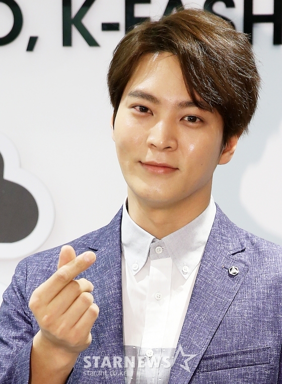 Joo Won discharge, active enlistment  Black Pink cheering  recruits assistant .. FM marchActor Joo Won returns to the arms of fansJoo Won held a ceremony at the Gangwon Province, South Korea Cheorwon Army 3rd Division White Goal Unit Up the Academy on the morning of the 5th.Joo Won was originally known to be in the 15th, but according to the basic direction of Korea Military Reform 2.0 released last July, the service period was shortened by 10 days.Joo Won received a warm welcome from fans and conveyed his feelings of completing the duty of Korea Military.Joo Won said, I had a lot of new experiences that I could only do in the army and it was a rewarding time. Everyone took care of them like a family and lived safely.I wanted to see a lot of fans, he said. I wanted to do the drama. He showed his aspirations for returning to Actor and activities early on.After that, he said, I will repay you with a good acting as long as you wait.In addition, Joo Won said, Black Pink was the most powerful group, and other girl groups were also very strong.On this day, Joo Won also delivered greetings throughout the company through the official Instagram of his agency, Hui Brothers. Joo Won said, I am impressed to leave a new year greeting.I will say hello to you as a better work. I hope you will be happy for the Golden Pig. Meanwhile, Joo Won entered the Academy of Gangwon Province, South Korea Cheorwon 3rd Division Up the Academy in May 2017, fulfilling the obligations of the Korea Military.Since then, Joo Won has been the first in basic military training, and his exemplary military life has gathered topics, and for 21 months he has fulfilled his duties as an assistant at the Up the Academy of the White Army.After completing his military service, Joo Won is set to stand in public after reviewing his next film.Ji Lee Bo-young, second best man today (on 5th) Both mother and child are healthyActor Ji Sung and Lee Bo-young couple win secondLee Bo-youngs agency fly-up entertainment official said on the afternoon of the 5th, Lee Bo-young gave birth to his second child this morning, he said. Both mother and child are healthy.The second childs Taemyung is BOA. He is a son and gave birth earlier than planned, but he thinks it is a great blessing.On this day, Ji Sung posted a hashtag called # Kwak BOA with a picture of the newborns foot on his instagram and said, Finally BOA was born. Welcome BOA. Lets be healthy! I love you!, and announced the news of the death.The names of Ji Sung and Lee Bo-young couples children are all Taemyung named after Lee Bo-young, which gives a glimpse of Lee Bo-youngs love of Ji Sung.The first childs Taemyung was Bo-bae, which means Bo-young baby, and the second child is BOA, which means Bo-young baby.Meanwhile, Ji Sung and Lee Bo-young married in 2013 after a six-year devotion; afterward, they won the first in June 2015.Attended as a winner of the 61st Grammy Awards on the BTS side.The 61st Grammy Awards will be held on the 10th (local time), with a United States of America report confirming the group BTS award for Best Recording Package.The United States of America Entertainment Variety reported from the source that BTS will be awarded the Best Recording Package category at the 61st Grammy Awards ceremony.BTS was nominated for the award this time, with the album Love Yourself: Tear produced by HuskyFox being nominated for Best Recording Package category.The album was released in May last year.Candidates for the best recording package category include St. Vincents Masseduction, Mitskis Be the Cowboy, the Chairmans The Offering, and Foxholes Well Kept Thing, along with BTS Love Yourself: Tear.BTS agency Big Hit Entertainment said, BTS will attend the 61st Grammy Awards as a prize winner.Meanwhile, the 61st Grammy Awards will be held at the United States of America Los Angeles Staples Center on October 10.In Korea, it will be broadcast live at 9:50 am on the 11th through Mnet channel.Extreme Job Opened on the 14th day of 9 million breakthroughs .. International Market and AvatarThe movie Extreme Job (director Lee Byung-hun) has surpassed 9 million viewers in 14 days.According to the integrated network of the Film Promotion Committee on May 5, extreme job proved that the cumulative number of audiences exceeded 959,948 at 3:40 pm and swept the theater during the New Year holidays.This is the second highest in the comedy movie rankings, the third in the list, and the final score of Suspicious Girl and Speed ​​Scandal in just 14 days.Extreme Job started with 5 million viewers on the 1st, and recorded 6 million on the 2nd, 7 million on the 3rd, and 8 million on the 4th.It is also an overwhelming speed that surpasses the three-to-tenth-ranked films of all time: International Markets (25th), Avatar (32nd), Veteran (19th), Monsters (24th), Thieves (19th), Gifts of the Seventh (27th), Assassination (20th), Man Who Becomes the Light Sea, King (31st).Ryu Seung-ryong, Lee Seung-ryong, Jin Seon-gyu, Dong-hwi, and Gongmyeong, who are five drug groups in the drama, released Polaroid certification shots and gave thanks to the 9 million viewers who watched extreme occupation.Extreme Job is a comic investigative drama about the story of drug chicken, which was established by five drug crews in the crisis of dismantling crime organizations, as word of mouth was reported as a restaurant.Lee Ho-won, a native of Infinite, said, I will join the army after the New Year holidays.Hoya (real name Lee Ho-won), a former group Infinite, announced the news of her enlistment. Hoya posted a handwritten letter on her official fan cafe on the afternoon of the 5th.Hoya said, I am enlisted after the holiday season, he said. I am sorry and sorry for the people who are surprised at the news that I leave a little time.But I am obliged to do it as a citizen, so I will spend a good time to mature more than now. I hope you will have a happy time and wait.I will go well, he said. When I meet again, I will greet you with a better look. I always appreciate and love you. Born in 1991, Hoya debuted as an Infinite member in 2010 and acted under the stage name Hoya in her real name Lee Ho-won; after leaving Infinite in 2017, she served as an Actor.