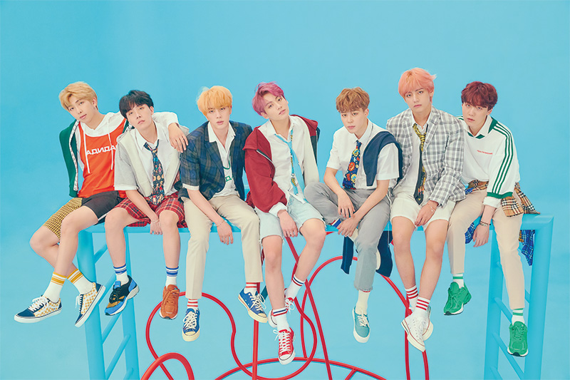 BTS Billboards 200 23-week straight chart...Social50 82 Weeks at No. 1 Group BTS has been named for 23 consecutive weeks, ranking inversely on the United States of America Billboards main album chart.According to the latest chart released by Billboards on the 5th (local time), BTS repackaged album LOVE YOURSELF Answer ranked 77th on the Billboards 200.As a result, the album has risen from 87th to 10th place last week and has been on the chart for 23 weeks and continues to be popular all over the world.In addition, it ranked # 1 in World Album, # 4 in Independent Album, # 40 in Top Album Sales and # 69 in Billboards Canadian Album.LOVE YOURSELF Tear and LOVE YOURSELF Her ranked second and third in World Album, 10th and 13th in Independent Album, 86th and 92nd in Top Album Sales.BTS has maintained its longest record for 82 consecutive weeks in Social 50 and has set the 112th record in total.