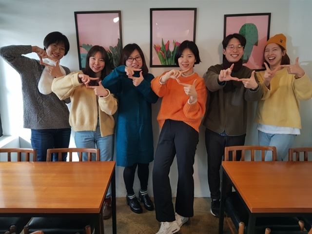 초등젠더교육연구회(아웃박스) 교사들은 성 평등 교육의 효과로 아이들이 남녀 구분 없이 잘 어울려 논다는 점을 꼽았다. 연구회 소속 교사들이 지난달 29일 경기 고양의 한 카페에서 성 고정관념이라는 틀을 깨라는 의미의 손 동작을 하고 있다. 왼쪽부터 최다솜 김수진 한보영 황고운 정윤식 이예원 교사.