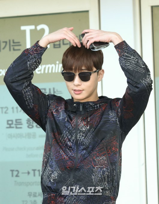 Park Seo-joon poses as he enters the departure hall.