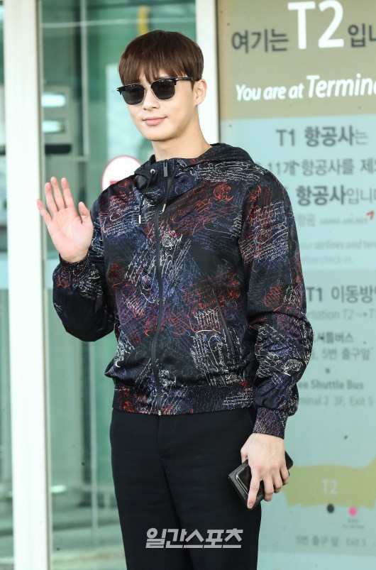Park Seo-joon poses as he enters the departure hall.