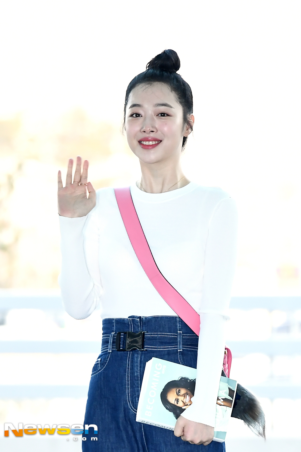 Actor and singer Sulli left for Tokyo, Japan, on February 7th, at Incheon International Airport in Unseo-dong, Jung-gu, Incheon.Actor and singer Sulli is leaving for Tokyo, Japan, showing off airport fashion.exponential earthquake