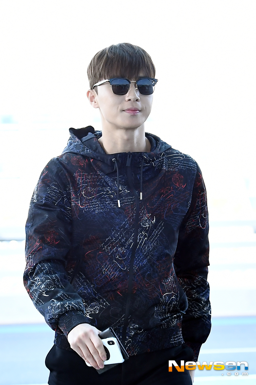 Actor Park Seo-joon left for London on February 7th at Incheon International Airport in Unseo-dong, Jung-gu, Incheon.Actor Park Seo-joon is leaving for London, England, showing off his airport fashion.exponential earthquake