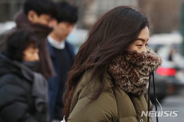 【서울=뉴시스】박미소 수습기자 = 반짝 추위가 찾아온 지난달 21일 오전 서울 종로구 광화문 네거리에서 한 시민이 두꺼운 옷을 입고 출근길에 나서고 있다. 2019.01.21.  misocamera@newsis.com