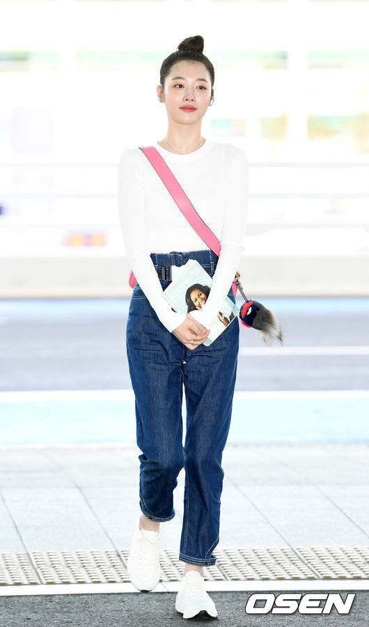 On the morning of the 7th, singer Sulli left for Tokyo, Japan, through Incheon International Airport for a photo shoot.Singer Sulli is heading to the departure hall