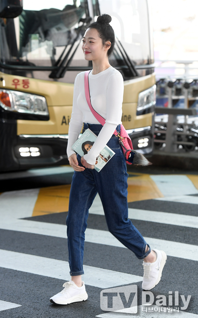 Singer Sulli is leaving for Japan through Incheon International Airport on the morning of the 7th.sulli departure