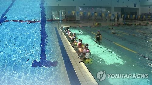 생존 수영 [연합뉴스 자료사진] ※ 이 사진은 기사와 직접 상관없습니다.