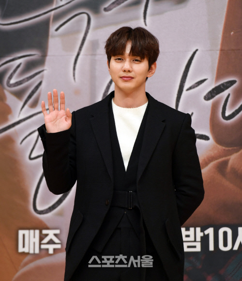Actor Yoo Seung-ho signs exclusive contract with Vies Company, and begins a strong leap in 2019 in his new home.Yoo Seung-ho continues to be more active as a family member with the BS Company, which belongs to Actor Kim Tae-hee, Seo In-guk, Han Chae-young and Ishian, the company said on August 8.Yoo Seung-ho, who made his debut as a child actor in the drama Goshi Meat in 2000, intensely imprinted the three names on the public through the movie Home, which caused Baek Sook syndrome in All States in 2002.It showed the acting power and lovely charm that are not bound to the frame, and captivated the public at once.Since then, the dramas such as Taewang Sasinki, Seondeok King, God of Study, Flame of Desire, Musa Baek Dongsoo, Monarch, Not Robot, Mind, Chosun Magician, Bongi Kim Sundal Its been on display.Especially, delicate emotional acting that rings the heart is not only adding depth as the work is repeated, but also showing wonderful growth as an actor so that the next work is expected.The innocent smile that shook the All States is recognized as the best actor with acting ability and stardom, adding to the appearance of the trademark that melts the womans heart and masculinity.Yoo Seung-ho, who has steadily built up his career as an actor with such steady work activities, will be more active with the BS Company.We are very pleased and confident to be with Yoo Seung-ho, who has both acting and starry, said a BS company official. BIS Company will provide generous support to meet with the public through good works that can further enhance the charm of Yoo Seung-ho.I would like to ask for your interest and expectation for the move of Yoo Seung-ho, which will fly even more. Meanwhile, Actor Yoo Seung-ho, who will make a new leap with the BS Company, will take a break after the end of the SBS monthly drama Revenge Returns and review his next work.