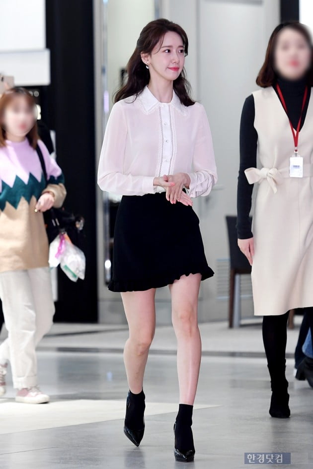 Singer and actor Im Yoon-ah is taking a step forward at the 100th anniversary photo event of the opening of the duty free shop held at Hyundai Department Store Trade Center in Seoul, Korea on the 8th.