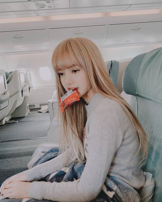 Group BLACKPINK member Lisa has revealed her departure from United States of America LA.Lisa posted a photo on her instagram on February 8 with an article entitled LA.Inside the picture is a picture of Lisa sitting on board, her mouth engulfed with a bag of snacks, her exotic beauty catching her eye.The fans who responded to the photos responded such as It is a Barbie doll, It is really beautiful and I love you.delay stock