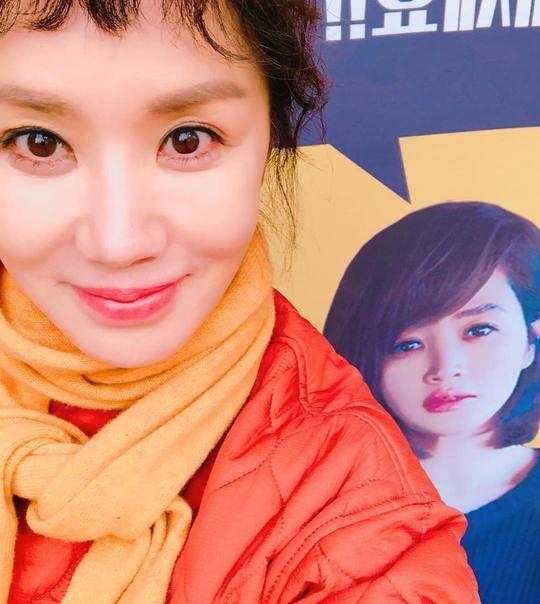 Actor Kim Hye-soo presented a coffee tea for singer and actor Uhm Jung-hwa.On February 8, Uhm Jung Hwa posted a coffee car certification shot received by Kim Hye-soo on his personal instagram.The open coffee tea also features the phrase Cheer for Oh, K-Madame by Eom Jeong-hwa; Have a nice cup of coffee and everybody try hard.So, Uhm Jung Hwa said, Oke Madame crank day! Hye-soos coffee tea that warmly cheered the filming scene! I am impressed.Park Su-in