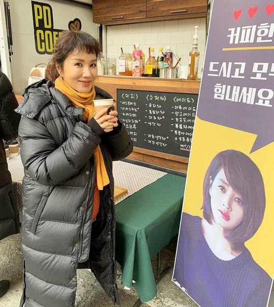 Actor Kim Hye-soo presented a coffee tea for singer and actor Uhm Jung-hwa.On February 8, Uhm Jung Hwa posted a coffee car certification shot received by Kim Hye-soo on his personal instagram.The open coffee tea also features the phrase Cheer for Oh, K-Madame by Eom Jeong-hwa; Have a nice cup of coffee and everybody try hard.So, Uhm Jung Hwa said, Oke Madame crank day! Hye-soos coffee tea that warmly cheered the filming scene! I am impressed.Park Su-in