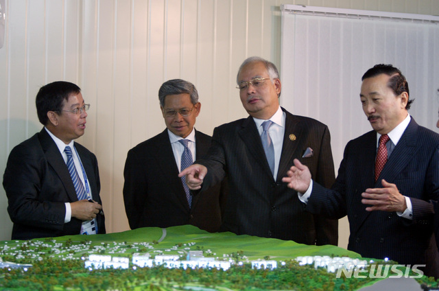 【제주=뉴시스】말레이시아 모흐드 나집(오른쪽 두번째) 총리가 지난 2009년 6월1일 제주 서귀포시 예래휴양형 주거단지 조성사업 현장을 방문해 버자야그룹 탄스리회장에게 사업현황을 보고받고 있다. (뉴시스DB)