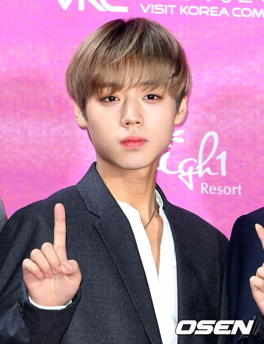 Park Jihoon, a former group Wanna One, will hold a solo fan meeting in Japan for the first time in his debut.Japanese media Nikkan Sports and others recently expressed their expectations by reporting that Park Jihoon, a former Wanna One, will hold Japans first solo fan meeting, First Edition (FIRST EDTION) at NHK Hall in Tokyo on April 10.This is part of the first Asian tour.Park Jihoon said, I hope many people will come and have a good time together. Please meet warm spring.Park Jihoon finished his Wanna One activities after the concert last month and will hold his first solo fan meeting at the Hall of Peace in Kyunghee University, Seoul on the afternoon of the 9th.It is the first time since Wanna One to meet fans, and it is expected to start full-scale solo activities.DB