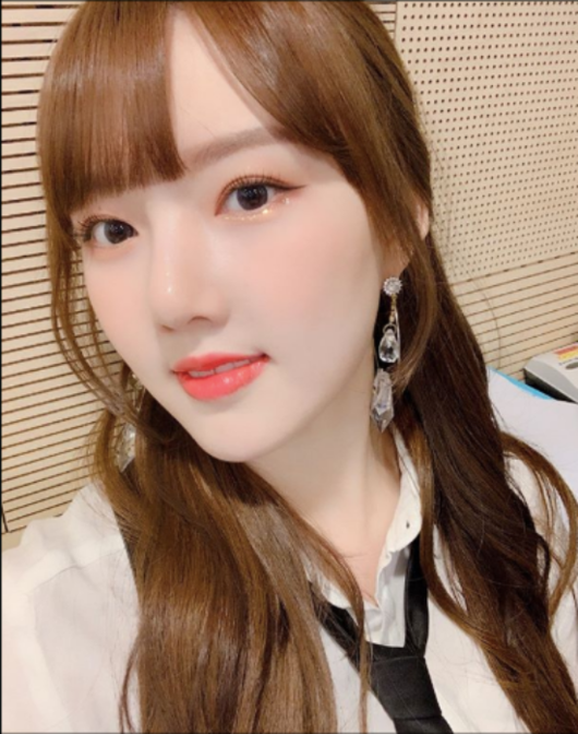 Group GFriend Yerin boasted a pure charm.Yerin posted a selfie on the official SNS of GFriend on the 8th with an article entitled # Yerin # Jenny # Cold.Yerin, in the selfie, showed off her smooth skin in a shirt and tie.The GFriend to which Yerin belongs is active as shouldGFriend official SNS