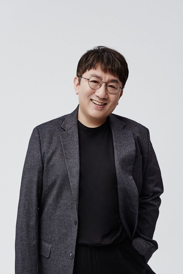 Bang Si-Hyuk Big Hit Entertainment CEO was named New Power Generation by Billboard.On the 7th (local time), United States of America music media Billboard released Meet Musics New Power Generation: 25 Top Innovators as the next generation leading the world music market, and published an article about Bang Si-Hyuk.BTS, formed by composer and producer Bang Si-Hyuk, has emerged in Western pop music in 2018, Billboard said. It was the first Billboard Hot 100 to be ranked 10th with Fake Love and ranked 111st in Social 50 He explained.Billboard also said, For the first time as a Korean artist, two albums took first place on the Billboard 200, and sold out the first stadium show at United States of America in an hour.We have not set up a special strategy to make it a world pop group, said Bang Si-Hyuk, CEO of Billboard. We work horizontally with BTS.I promised the members that their music should come out of the inner story. Previously, Bang Si-Hyuk was selected as the International Power Players by Billboard in May last year and was introduced as a leader in moving the former World music market.