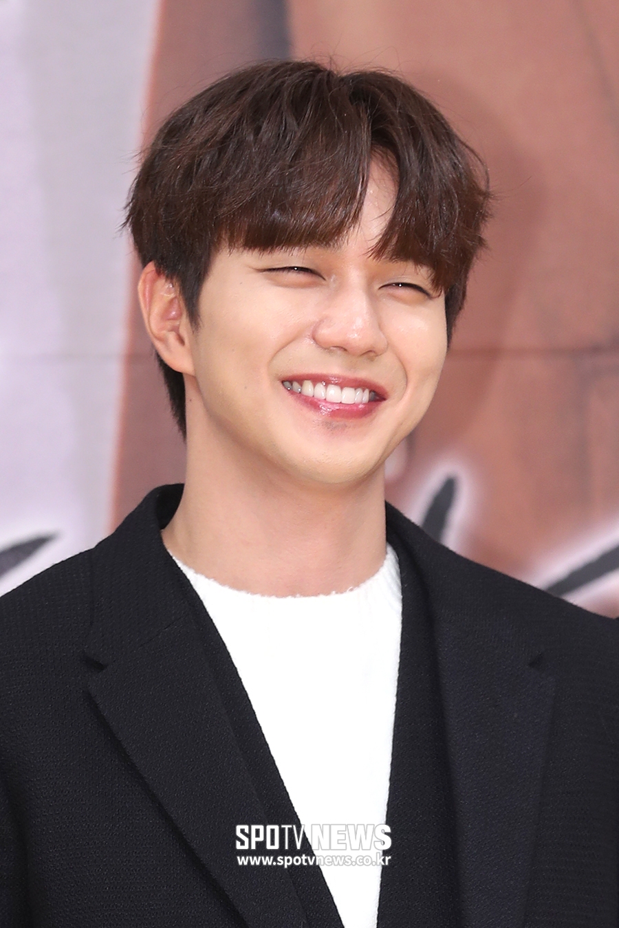Actor Yoo Seung-ho finds new nestOn August 8, the company announced that it has signed an exclusive contract with Yoo Seung-ho.The company is a subsidiary of Actor Kim Tae-hee, Seo In-kook, Han Chae-young and Lee Si-eon, and Yoo Seung-ho will continue to be active in the new nest.Yoo Seung-ho, who made his debut in the drama Goshi Meat in 2000, made a deep impression through the movie Home.Since then, the dramas have been released in various works, including Taewangsa Shinki, Seondeok King, The God of Study, Musa Baek Dongsoo, The Master of Mask, Not Robot, Revenge Returns, The Heart, Fourth Class Mystery, Chosun Magician I showed off.The company said, I am very pleased and confident to be with Yoo Seung-ho, who has both acting and starry.I will generously support the people to meet with the public through good works that can make the charm of Yoo Seung-ho more brilliant. 