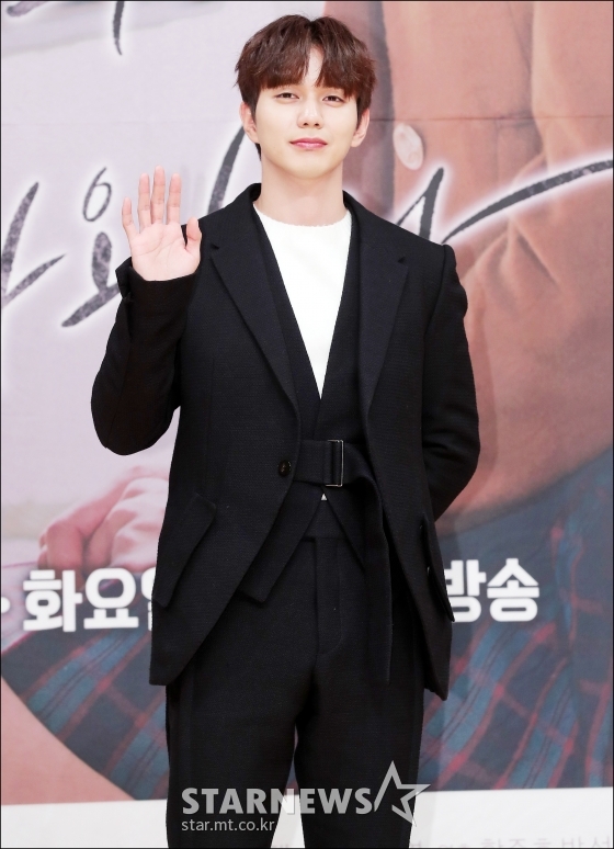 Actor Yoo Seung-ho has signed an exclusive contract with the BS Company.The company said on the morning of the 8th, Yoo Seung-ho became a family with the BS Company, which belongs to Kim Tae-hee, Seo In-kook, Han Chae-young and Ishian.Yoo Seung-ho, who made his debut as a child actor in the drama Goshi Meat in 2000, intensely imprinted the three letters of name to the public through the movie Home, which caused Baek Sook syndrome in All States in 2002.It showed the acting power and lovely charm that are not bound to the frame, and captivated the public at once.Since then, the dramas Taewangsa Shinki, Seondeok King, The God of Study, The Flame of Desire, Musa Baek Dongsoo, Monarch, Not Robot, and movies Mind, Fourths It has been showing its true value as an actor in various works regardless of genre.Especially, delicate emotional acting that rings the heart is not only adding depth as the work is repeated, but also showing wonderful growth as an actor so that the next work is expected.The innocent smile that shook the All States is recognized as the best actor with acting ability and stardom, adding to the appearance of the trademark that melts the womans heart and masculinity.An official of the BS Company said, I am very pleased and confident to be with Yoo Seung-ho, who has both acting and starryness. The BS Company will provide generous support to meet with the public through good works that can further shine the charm of Yoo Seung-ho.I would like to ask for your interest and expectation for the move of Yoo Seung-ho, which will fly even more. 
