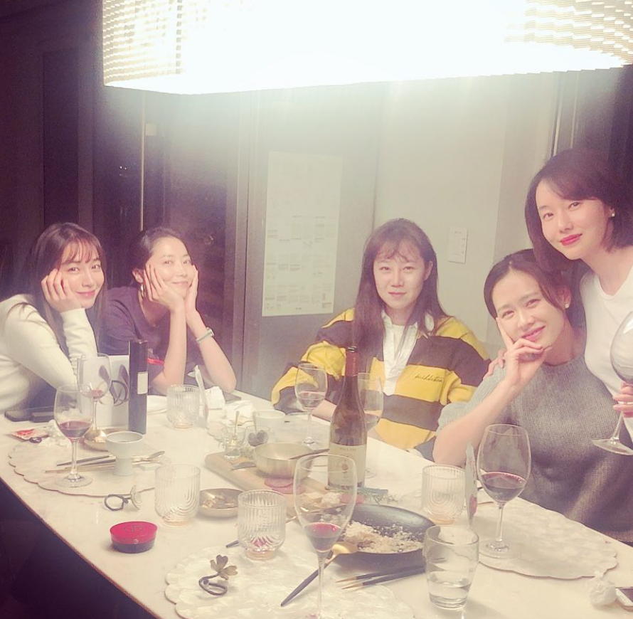 Actor Gong Hyo-jin enjoyed a New Years meeting with Son Ye-jin, Lee Min-jung, Oh Yoon-ahh, Lee Jung-hyun.Gong Hyo-jin posted a picture on his 8th day with his article New Years food, gift, sharing. Jung Hyuns table. Wish you happy.In the photo, Gong Hyo-jin, Son Ye-jin, Lee Min-jung, Oh Yoon-ahh and Lee Jung-hyun, who are enjoying the home party, are shown.The combination of the representative actors of Korea gives a feeling like an awards ceremony.The netizens who watched the photos showed various reactions such as This combination is crazy, I want to be in there, I am attracted to the attractive people, I love my sisters a lot, I am pretty people and I am like a prize ceremony.On the other hand, Gong Hyo-jin played as an elite detective in the movie Run and Run released on the 30th of last month.The movie The Hit-and-Run depicts the struggle of a hit-and-run team hit-and-run that chases an out-of-control speed-mad businessman.PhotoGong Hyo-jin SNS