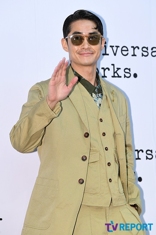 Model Bae Jeong-nam attended a mens wear brand event held in Nonhyeon-dong, Gangnam-gu, Seoul on the afternoon of the 8th and has photo time.