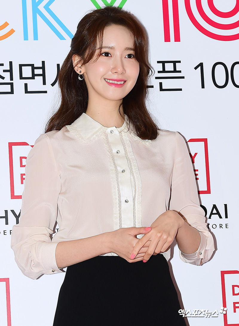 Im Yoon-ah, who attended the photo wall event of 100th anniversary of opening Hyundai Department Store duty free shop held at Hyundai Department Store duty free shop in Seoul, Seoul on the 8th, has photo time.