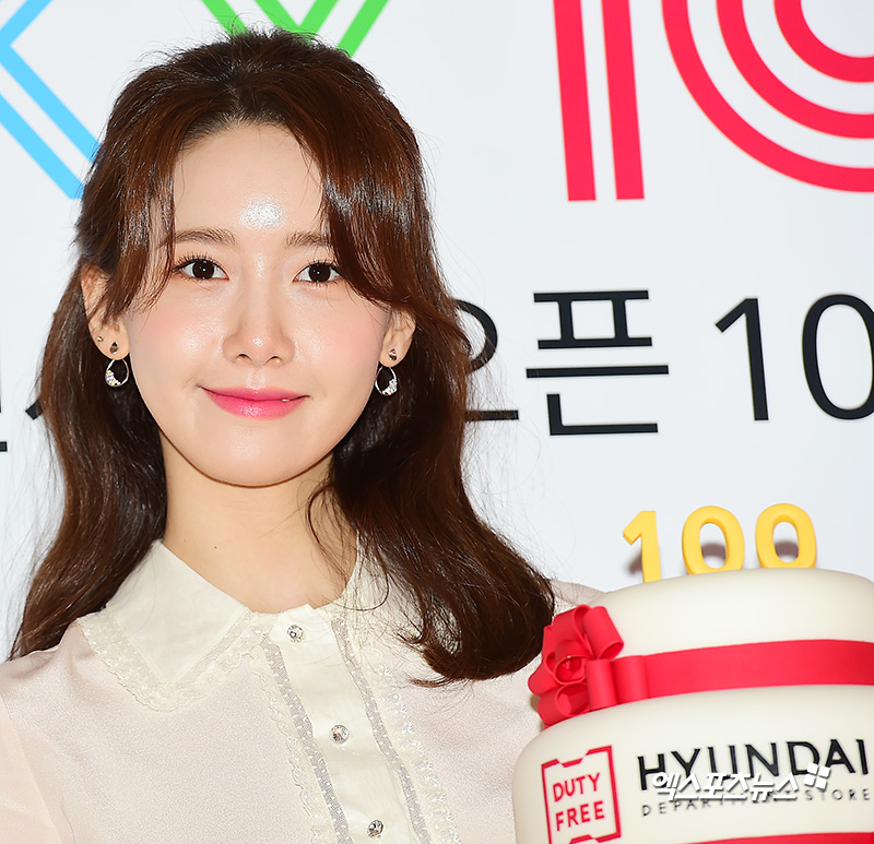 Im Yoon-ah, who attended the photo wall event of 100th anniversary of opening Hyundai Department Store duty free shop held at Hyundai Department Store duty free shop in Seoul, Seoul on the 8th, has photo time.